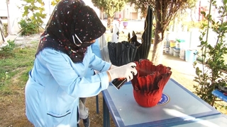 Çiçekler, atık çarşaflardan yapılan saksılarda hayat buluyor