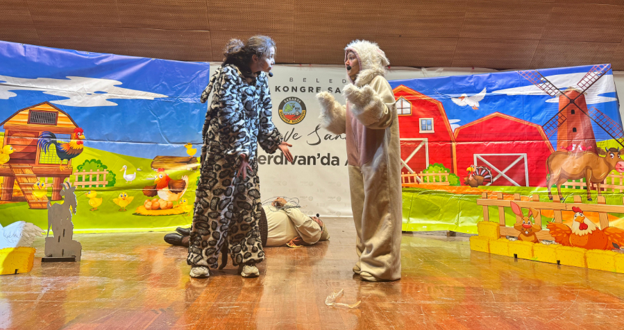 Çiftlikteki hırsız tiyatro oyunu miniklerle buluştu