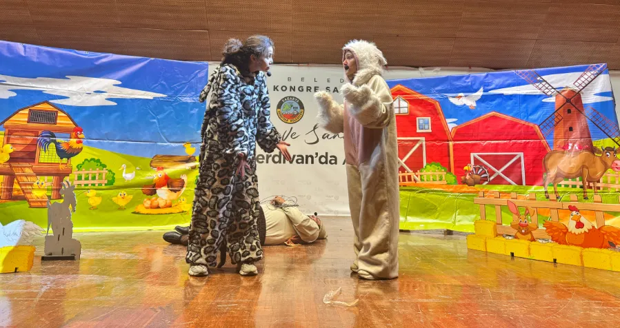 Çiftlikteki hırsız tiyatro oyunu miniklerle buluştu