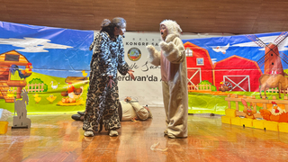 Çiftlikteki hırsız tiyatro oyunu miniklerle buluştu