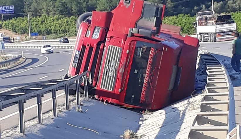 Çimento yüklü kamyon devrildi