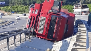 Çimento yüklü kamyon devrildi