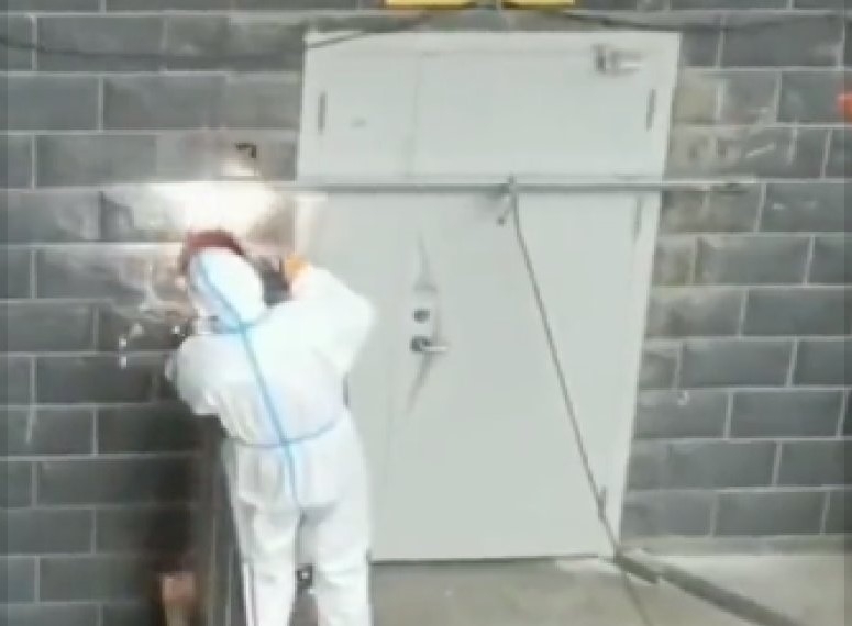 Çin'de karantinaya uymayanların kapıları kaynakla kapatılıyor