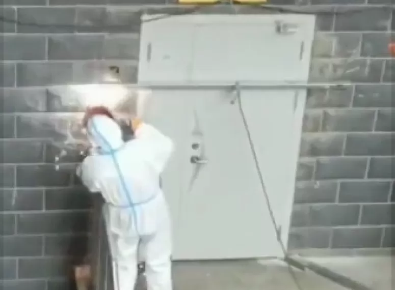 Çin'de karantinaya uymayanların kapıları kaynakla kapatılıyor