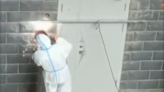 Çin'de karantinaya uymayanların kapıları kaynakla kapatılıyor