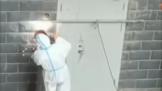 Çin'de karantinaya uymayanların kapıları kaynakla kapatılıyor