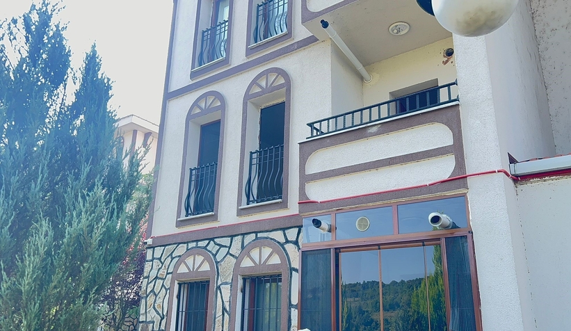 Cinnet geçirip anne ve anneannesini baltayla parçaladı