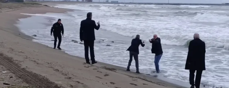 Cinnet gerirdi, denize atlamak istedi