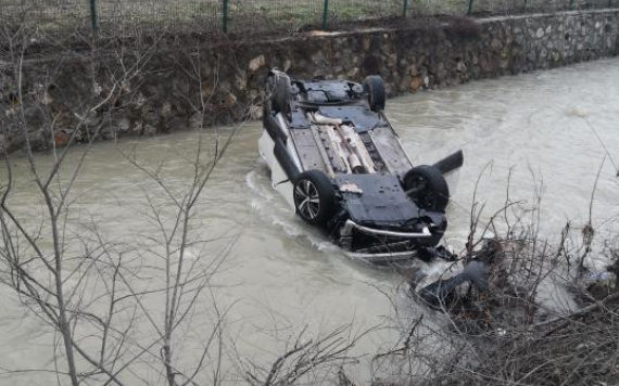 Cip dereye uçtu: 4 kişi boğulmak üzereyken kurtarıldı