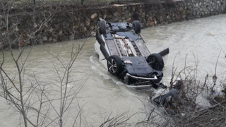 Cip dereye uçtu: 4 kişi boğulmak üzereyken kurtarıldı
