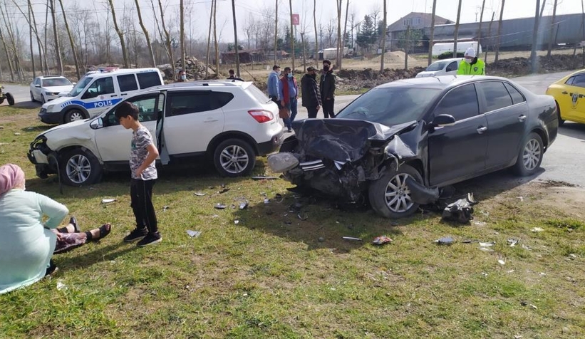 Cip ile otomobil kafa kafaya çarpıştı