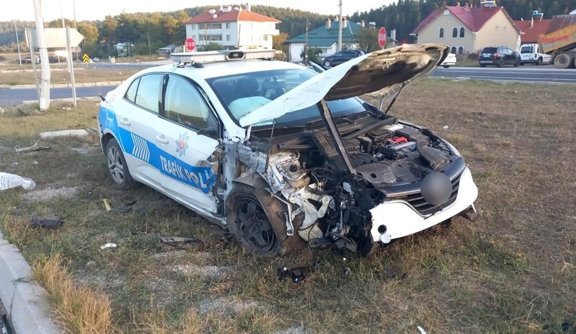 Ciple çarpışan polis aracındaki 2 memur yaralandı
