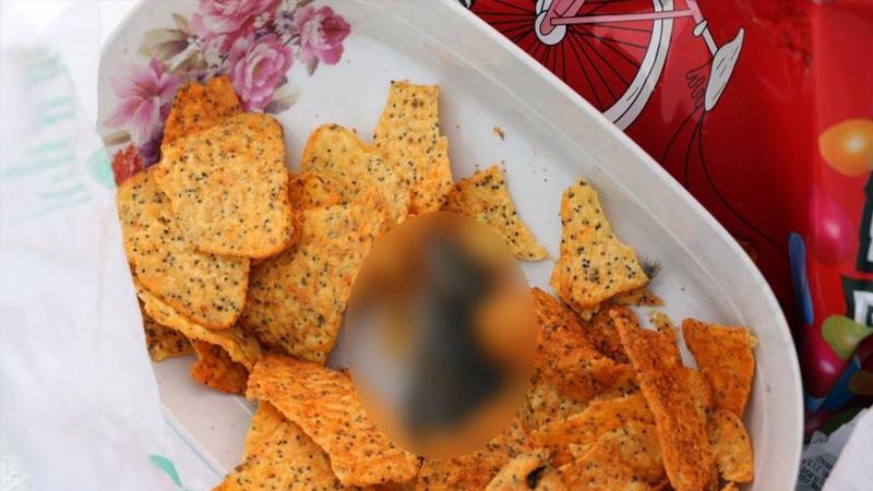 Cips pakedinden ölü fare çıktı!