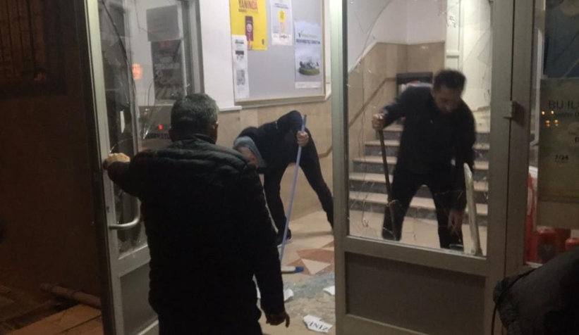 Çocuğumu aldınız diyerek mdürlüğün camını kırdı