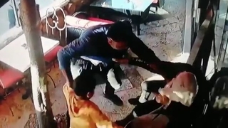 Çocuğunun gözü önünde eşini darp etti