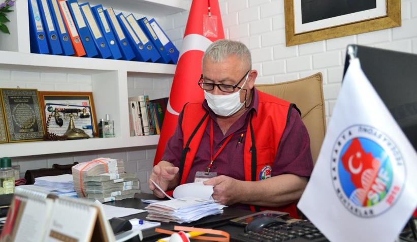 Çocuğunun kumbarasındaki parayı bile yatırmış