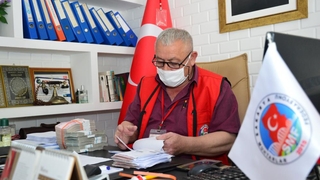 Çocuğunun kumbarasındaki parayı bile yatırmış