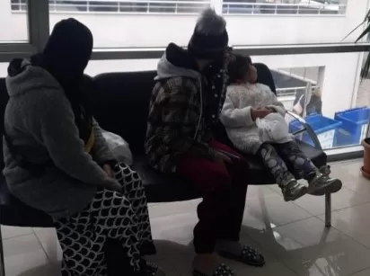 Çocuklarıyla dilenen kadın yakalandı