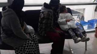 Çocuklarıyla dilenen kadın yakalandı