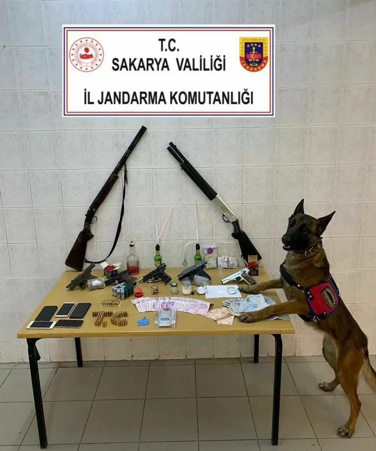 Çok sayıda silah ve uyuşturucu ele geçirildi