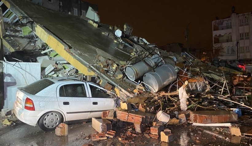 Çöken 4 katlı ağır hasarlı binada arama kurtarma çalışmaları başladı