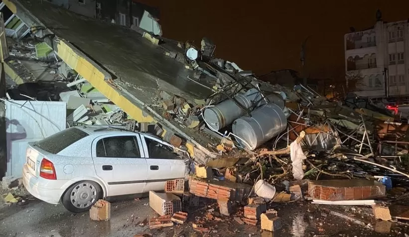 Çöken 4 katlı ağır hasarlı binada arama kurtarma çalışmaları başladı