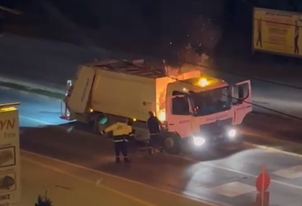 Çöp kamyonu alev aldı