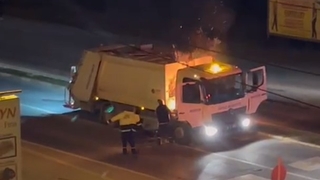 Çöp kamyonu alev aldı