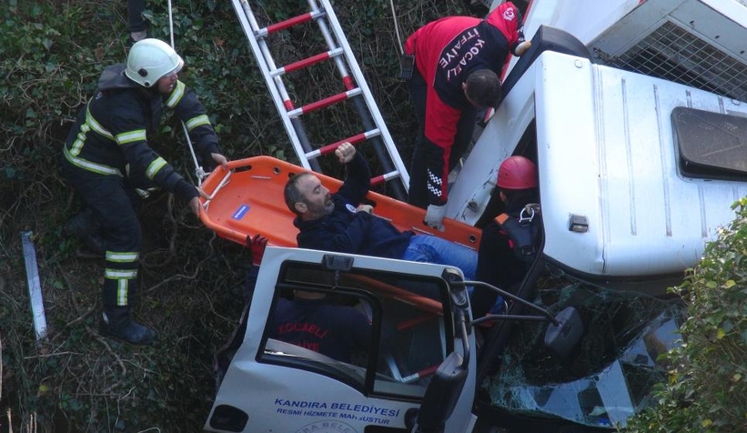 Çöp kamyonu uçurumda asılı kaldı: 3 yaralı