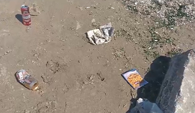 Çöpleri plaja attılar