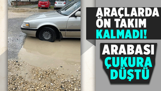 Çukura düşen aracı zarar gördü