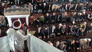 Cuma hutbesinde 'din istismarcılığı' uyarısı