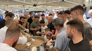 Cuma namazı sonrası vatandaşa aşure dağıtıldı