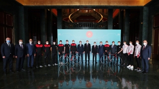 Cumhurbaşkanı Büyükşehir Bisiklet Takımı'nı ağırladı