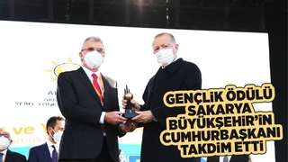 Cumhurbaşkanı Erdoğan, Sakarya’nın gençlik ödülünü Yüce’ye takdim etti