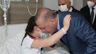 Cumhurbaşkanı'ndan hastanede yatan çocuklara ziyaret