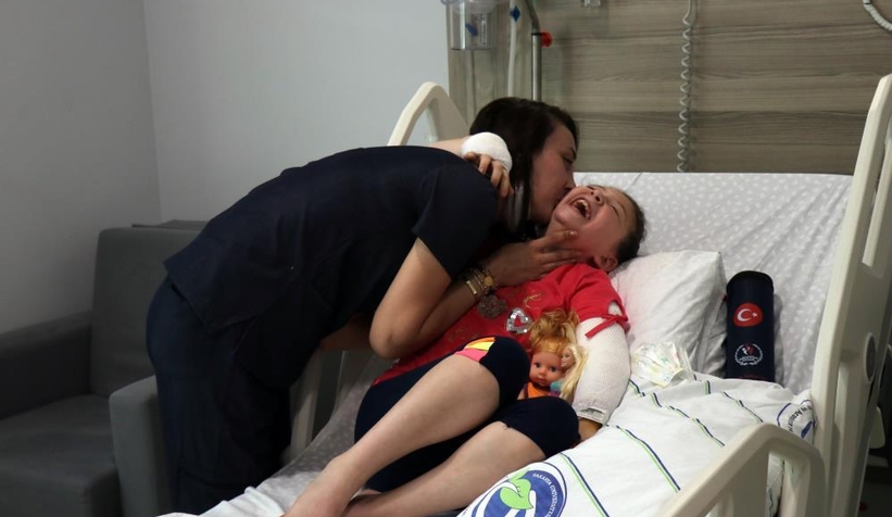 Cumhurbaşkanı'nın verdiği hediyeleri elinden bırakmıyor