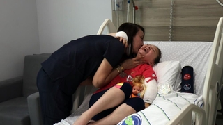 Cumhurbaşkanı'nın verdiği hediyeleri elinden bırakmıyor