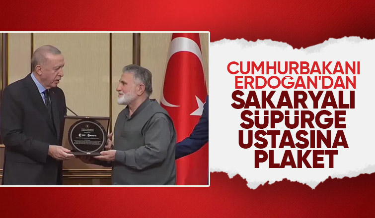 Cumhurbaşkanı Sakaryalı süpürge ustasını plaketle onurlandırdı