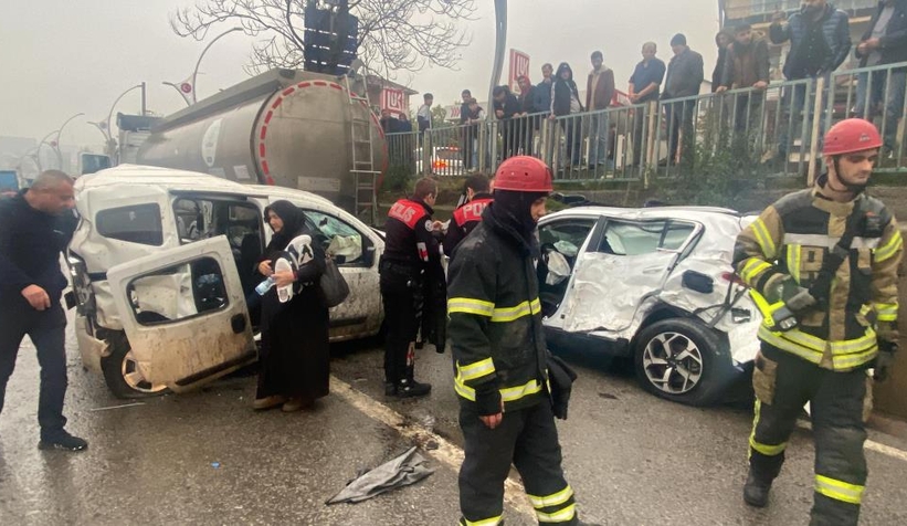 D-100'de feci kaza: 1'i ağır 3 yaralı