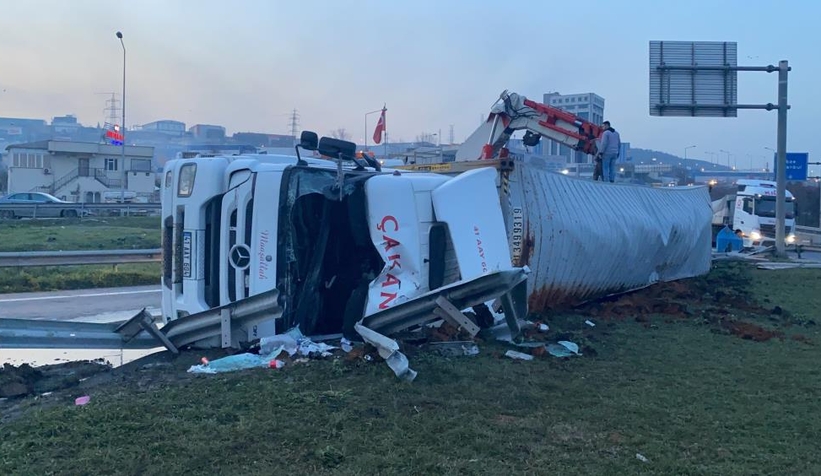 D-100'de hammadde yüklü tır devrildi