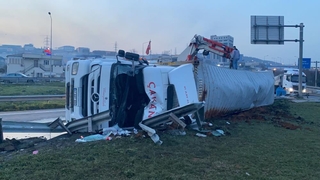 D-100'de hammadde yüklü tır devrildi