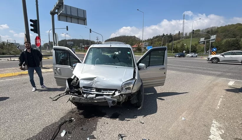 D-100'de iki araçlı kaza: 10 yaralı