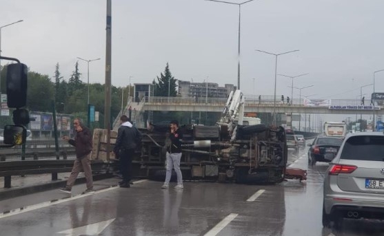 D-100'de kamyon yan yattı