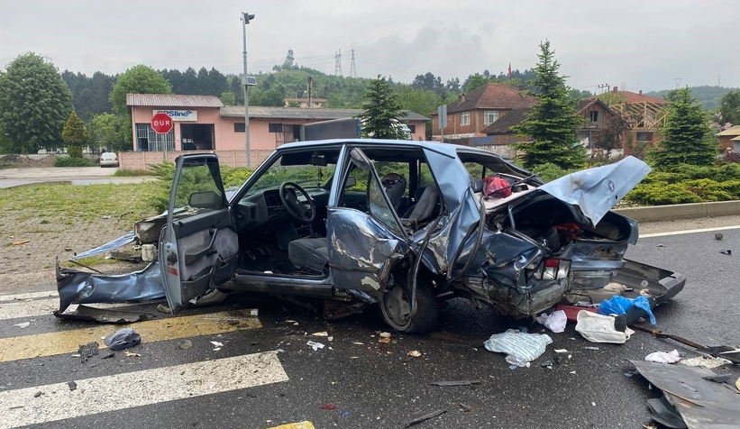 D-100'de kaza: Araç hurdaya döndü