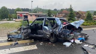 D-100'de kaza: Araç hurdaya döndü