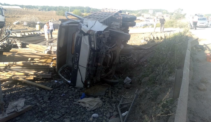 D-100'de kaza, ölümden döndüler