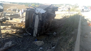 D-100'de kaza, ölümden döndüler