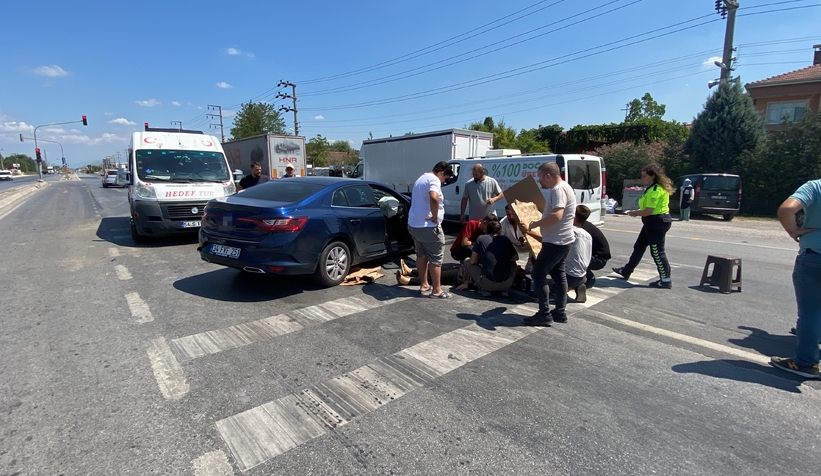 D-100'de otomobil ile minibüs çarpıştı: 1 yaralı