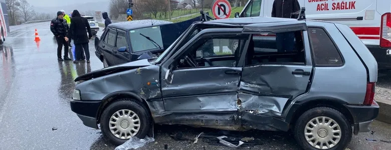 D-100'de otomobiller çarpıştı